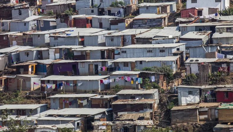 À côté de la centrale et de la décharge s'est développé un quartier informel. Projet landfill-to-energy : le projet consiste à récupérer le méthane produit par la fermentation des déchets et à l'utiliser pour produire de l'électricité.